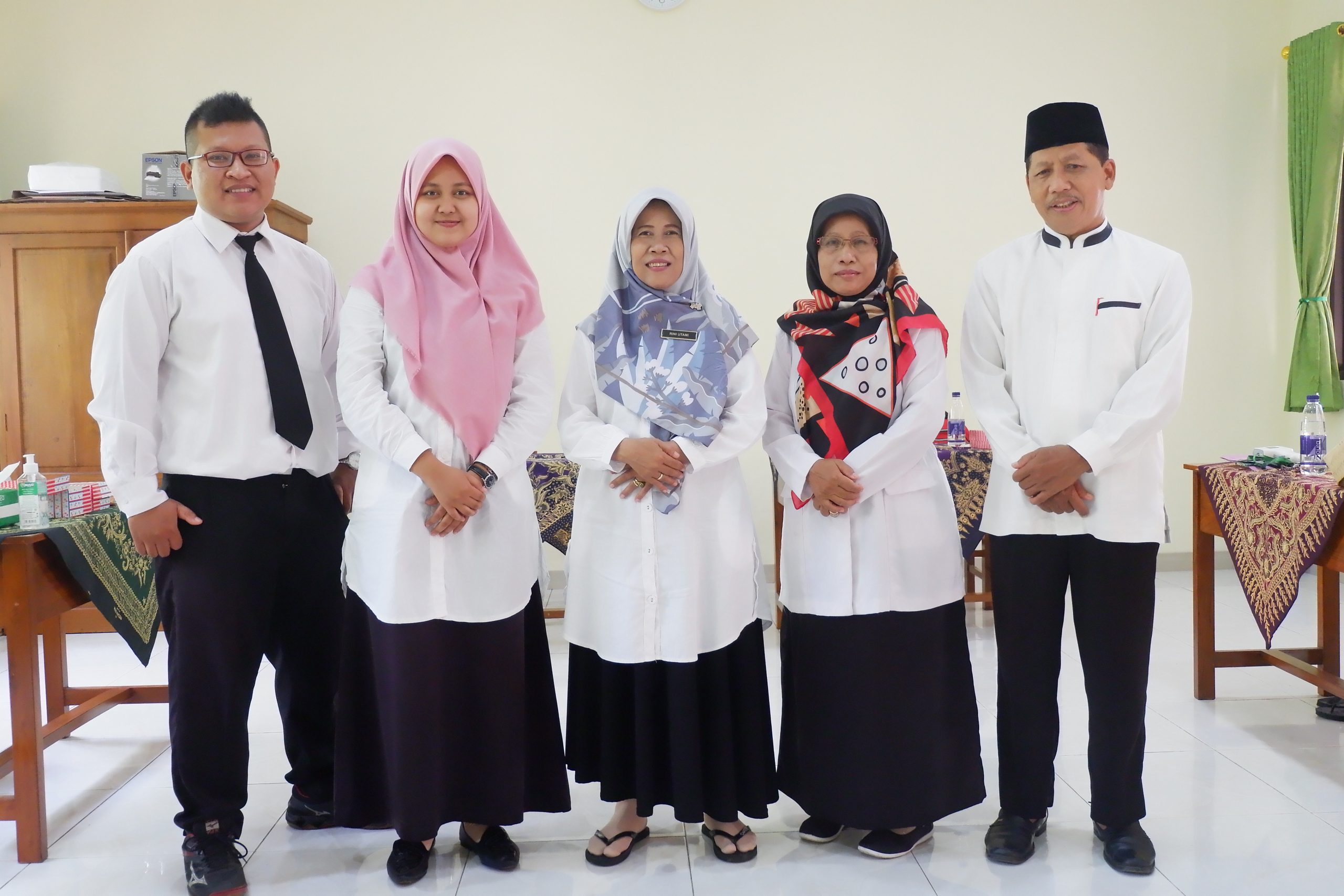 Tenaga kependidikan SDUM